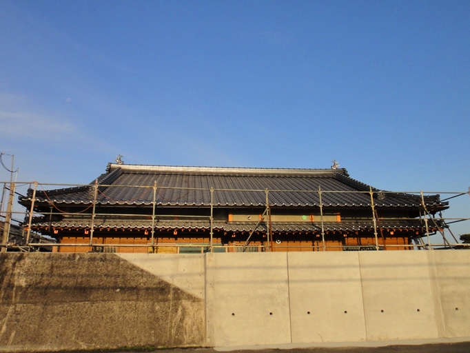 和風瓦(和型、陶器瓦)を使用した屋根